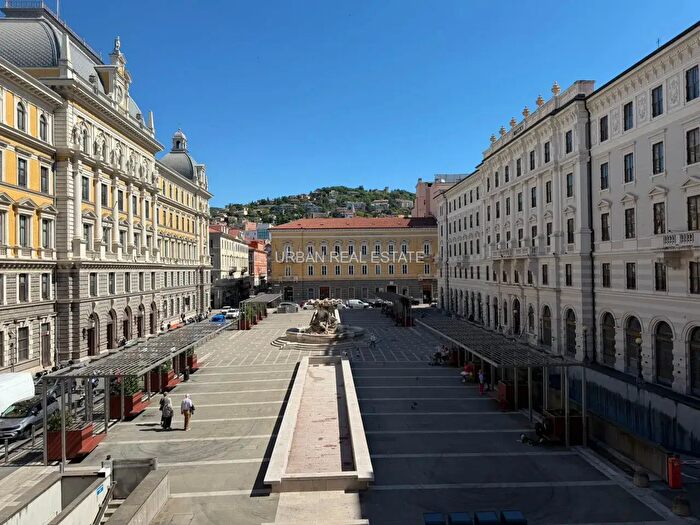 Appartamento con 7 locali in vendita in Via Roma, Trieste