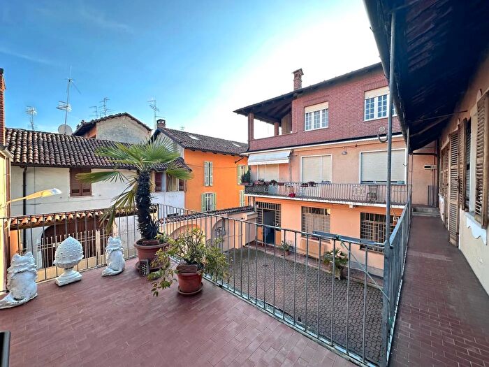 Casa con 13 locali in vendita in Via San Germano Bra, Bra