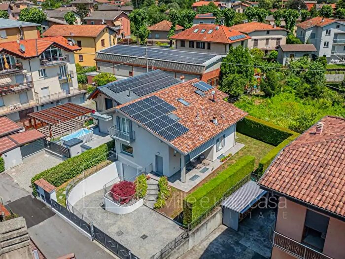 Casa quadrilocale in vendita in Via al Roccolo, Dervio