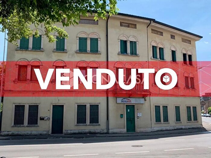 Appartamento con 6 locali in vendita in Via Giuseppe Vaccari, Vicenza
