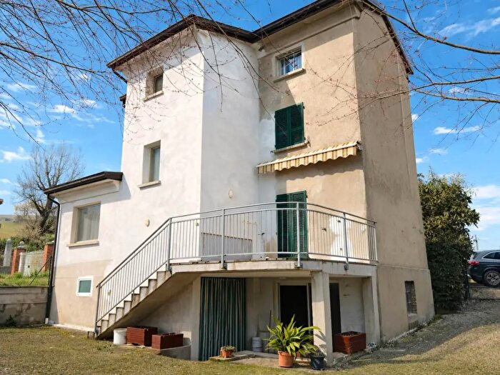 Casa con 5 locali in vendita in Lugagnano Val DArda