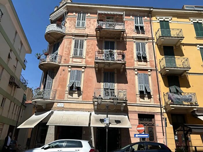 Appartamento trilocale in vendita in Via Mazzini, Ventimiglia