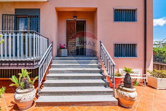 Casa con 8 locali in vendita in Via Antonio Pietro Coppola, Mascalucia