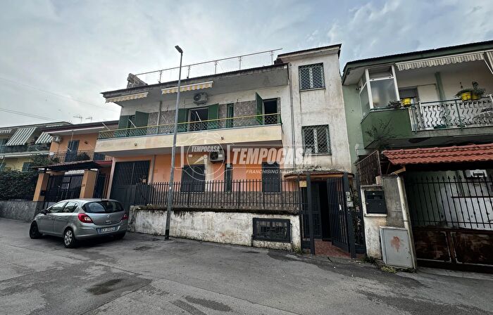 Appartamento quadrilocale in affitto in Via Luigi Calvanese, Casoria