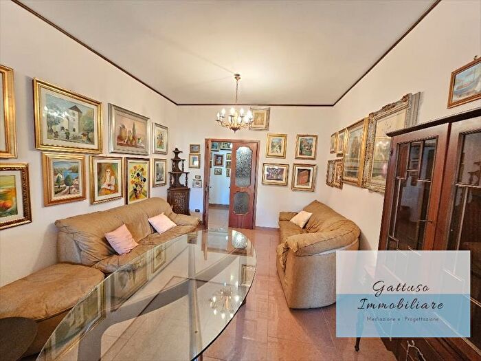 Appartamento con 6 locali in vendita in Via Saracinello, Reggio Calabria