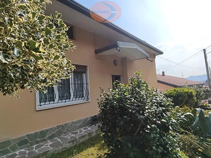 Casa con 5 locali in vendita in Via Italia, Airuno