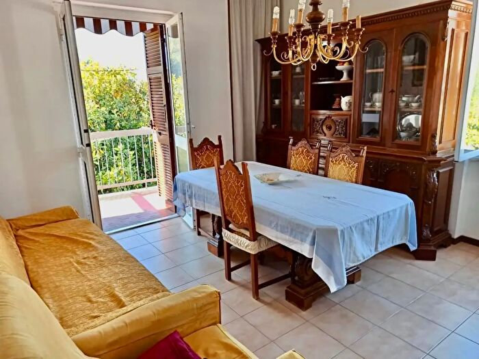 Appartamento con 5 locali in vendita in Massa