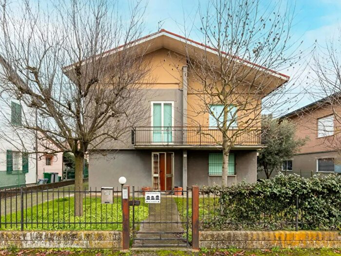 Casa con 6 locali in vendita in Conselice