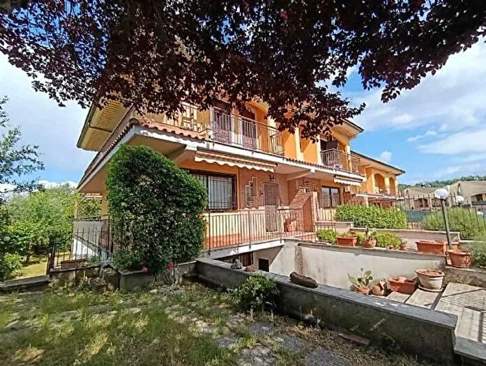 Casa con 8 locali in vendita in Largo Ammiraglio Giuseppe Pietro La Marca Tarano, Tarano