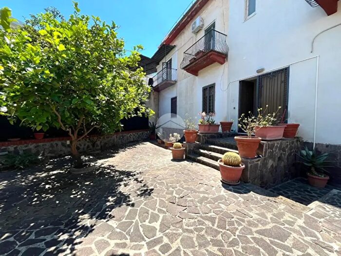 Appartamento quadrilocale in vendita in Via Miliscola, Pozzuoli