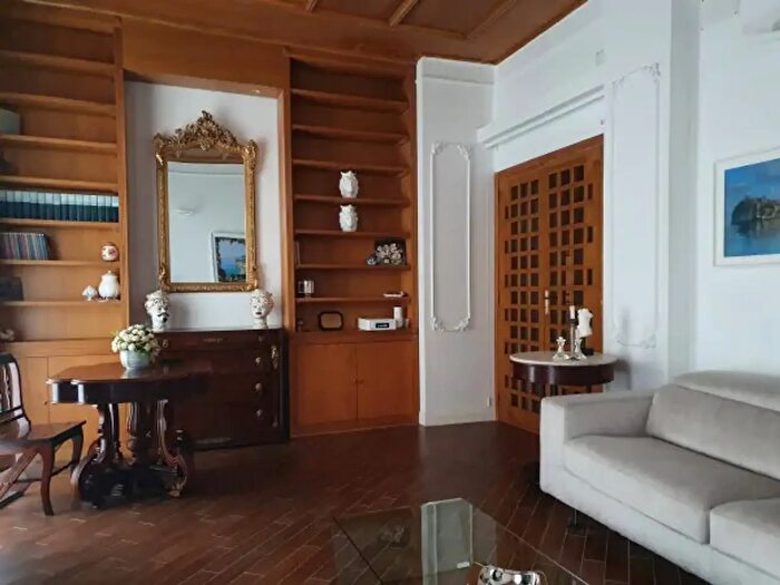 Appartamento quadrilocale in affitto in Via Chiaia, Napoli