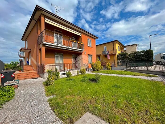 Casa quadrilocale in vendita in Via Scuderlando, Castel DAzzano