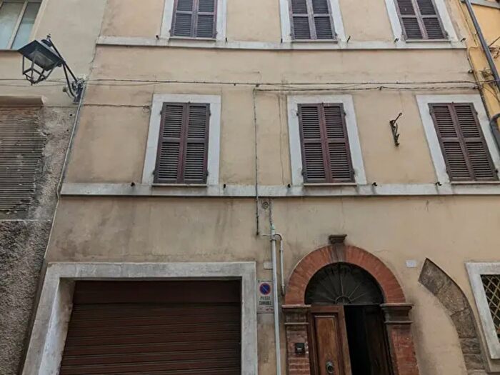 Casa con 5 locali in vendita in Via Varino Favorino, Camerino