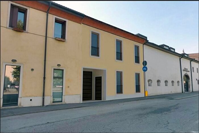 Casa con 7 locali in vendita in Via Marconi, Altavilla Vicentina