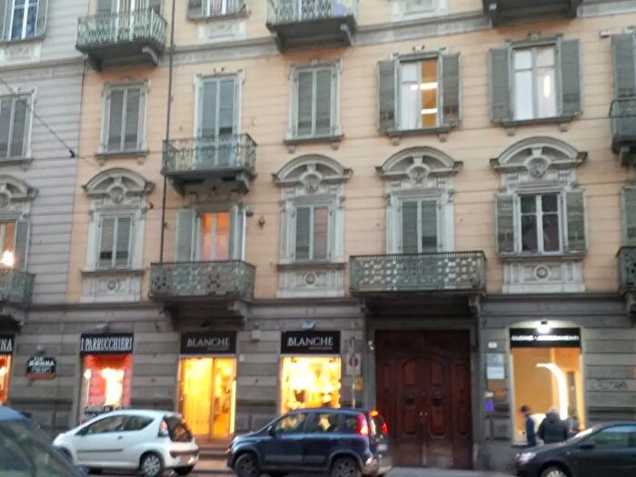 Casa con 14 locali in affitto in Via Madama Cristina, Torino