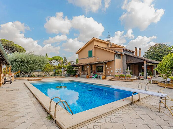 Casa con 17 locali in vendita in Via Lisippo, Roma