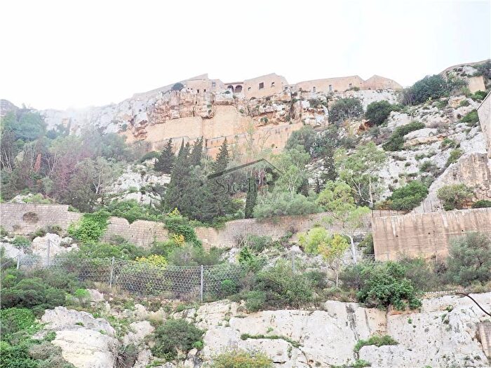 Casa con 7 locali in vendita in Scicli