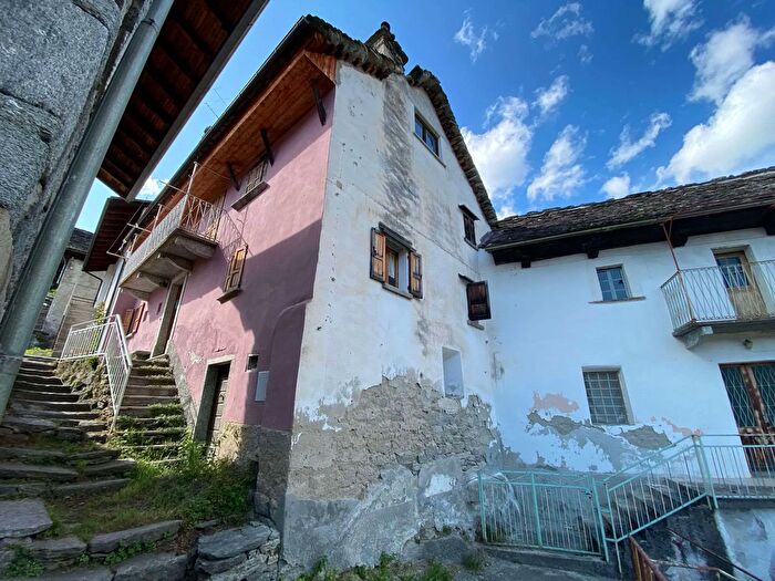 Casa con 5 locali in vendita in Frazione Pioda, Premia