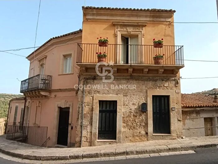 Casa trilocale in vendita in Via Paternò Arezzo, Ragusa