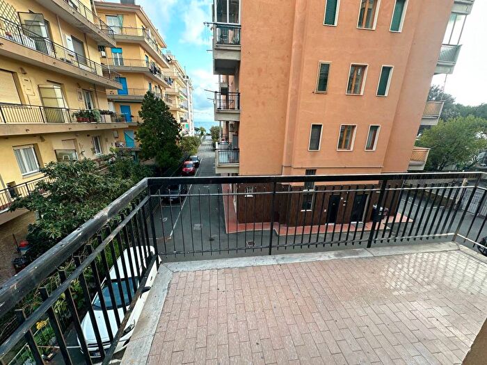 Appartamento trilocale in affitto in Via San Lorenzo, Centro, Cogoleto