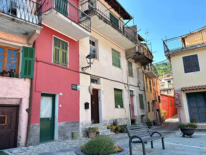 Appartamento trilocale in vendita in Piazza Chiesa, Cosio Di Arroscia