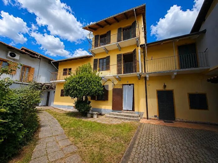 Appartamento con 5 locali in vendita in Via al Monte, Viverone