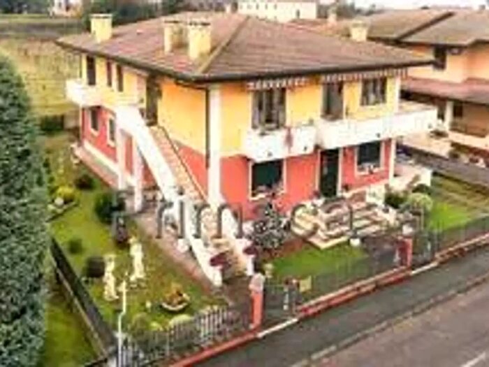 Casa con 9 locali in vendita in Viale della Concordia, Zimella