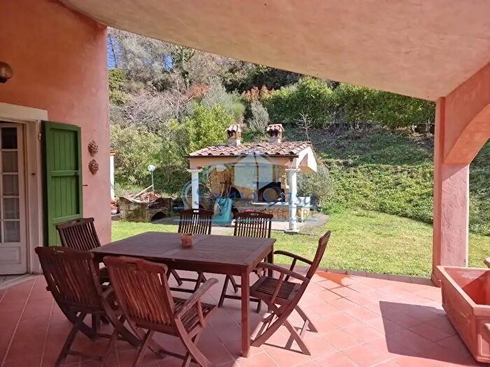 Casa con 10 locali in vendita in Sarzana