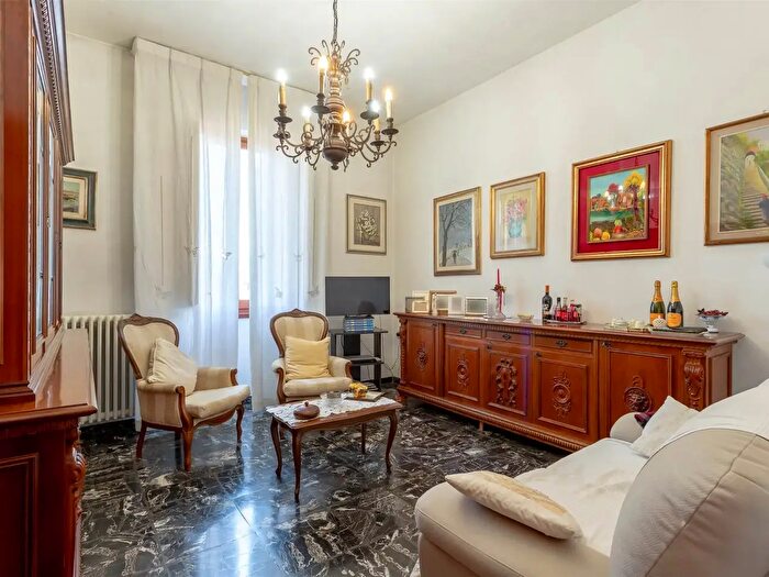 Casa con 9 locali in vendita in Via Gandhi, Prato