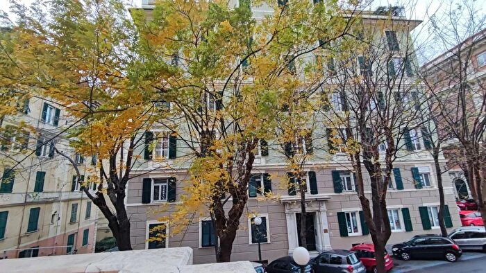 Appartamento trilocale in vendita in Piazza Carignano, Genova