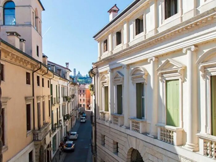 Appartamento quadrilocale in affitto in Contrà Santi Apostoli, Vicenza