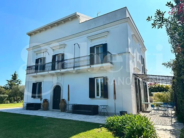 Casa con 10 locali in vendita in Via Martiri di Palermo, Trani
