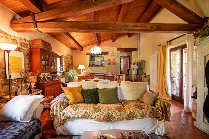 Casa con 6 locali in vendita in Matelica