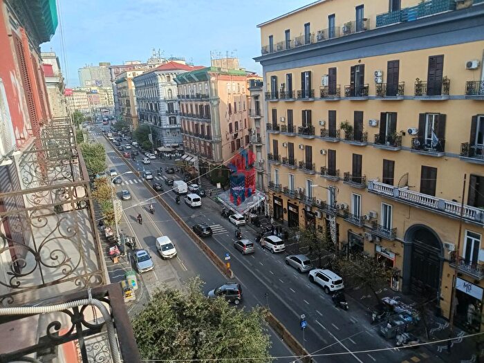 Appartamento con 5 locali in vendita in Corso Umberto Metro, Napoli