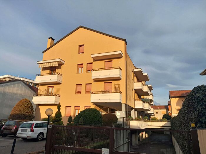 Appartamento quadrilocale in vendita in Vicolo Lanca, Borgomanero