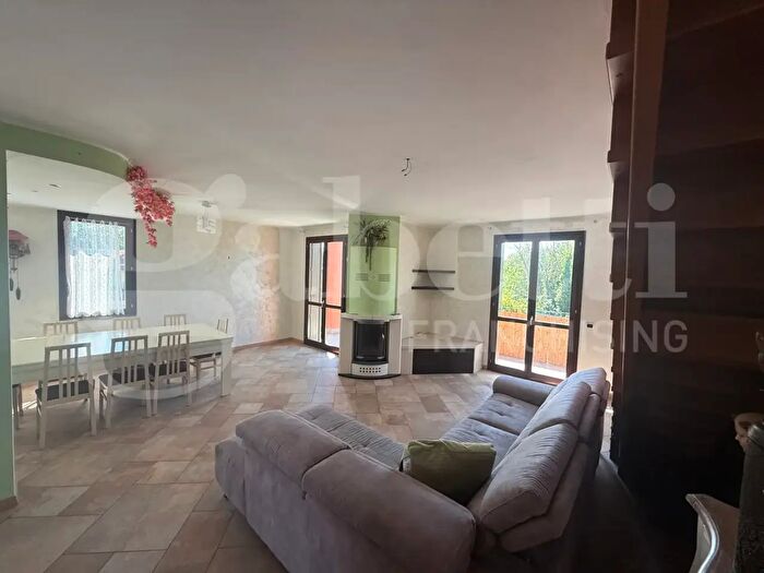Appartamento con 5 locali in vendita in Via Maddalena Snc, Lurago D'Erba