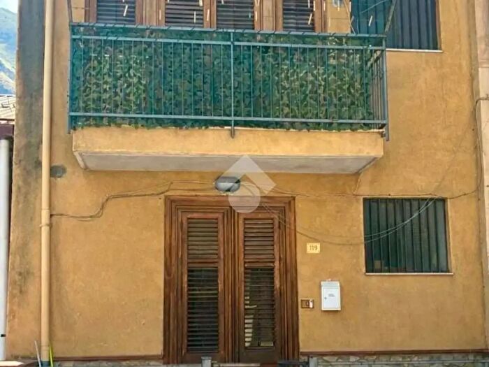 Appartamento trilocale in vendita in Via Ciaculli, Palermo