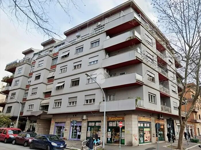 Appartamento trilocale in vendita in Via Pandosia, Roma