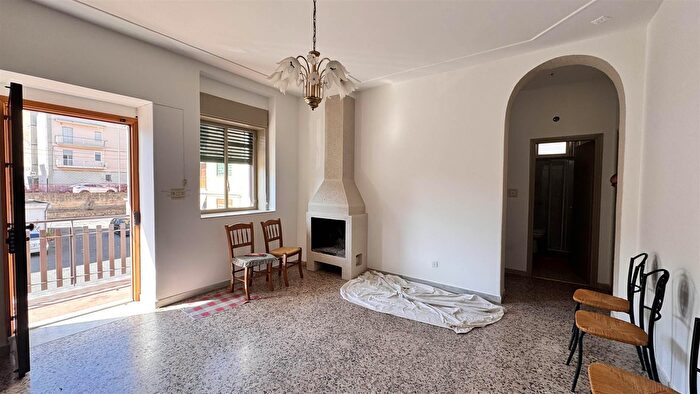 Appartamento con 6 locali in vendita in Via Toselli, Scordia