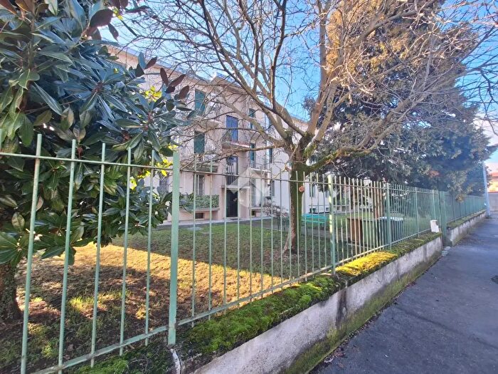 Appartamento trilocale in vendita in Via Villaggio Saffa, Magenta