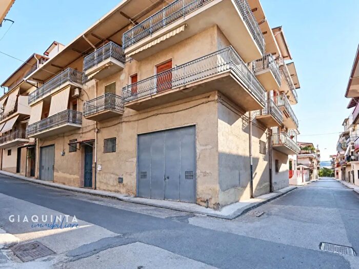 Casa con 9 locali in vendita in Via Ludovico Ariosto, Palagonia