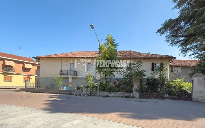 Casa con 9 locali in vendita in Via Umberto I, Trofarello