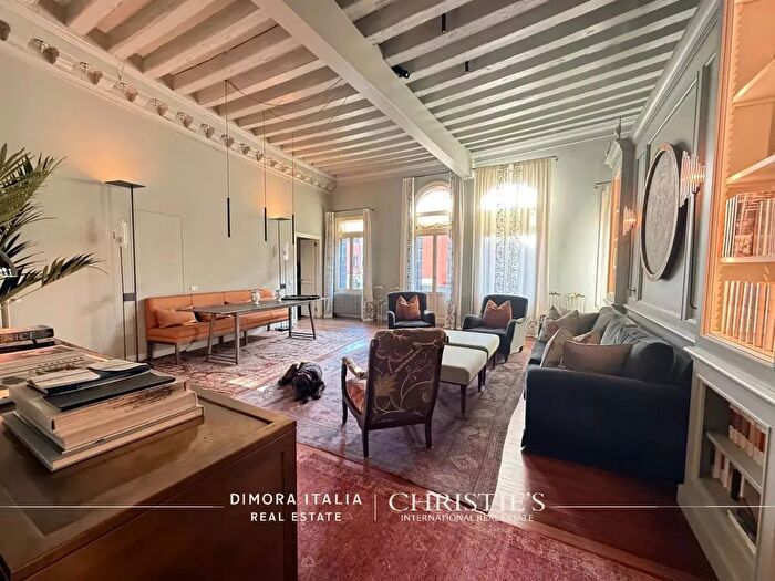 Appartamento con 10 locali in affitto in Venezia