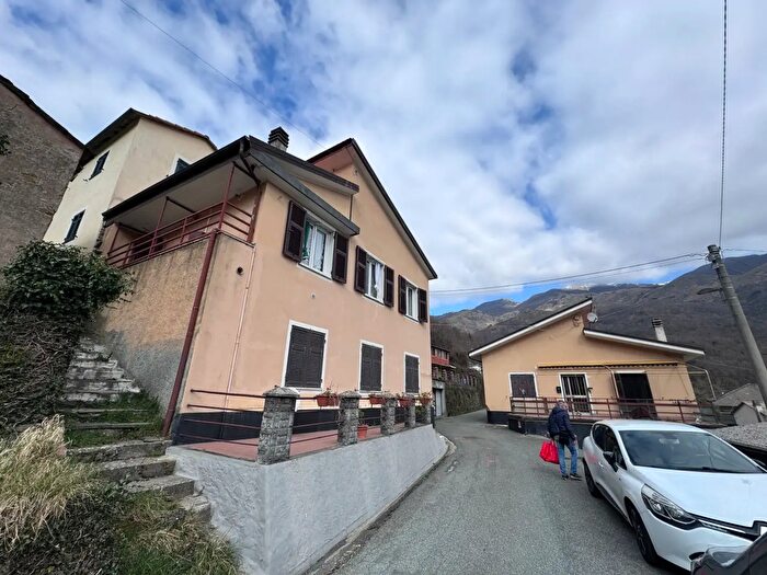 Appartamento con 5 locali in vendita in Via Sopralacroce, Borzonasca