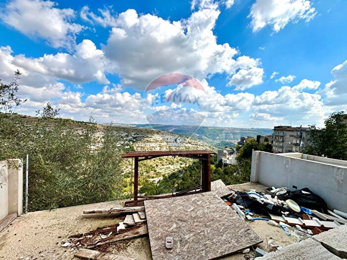 Casa con 7 locali in vendita in Via Generale Cadorna, Ragusa
