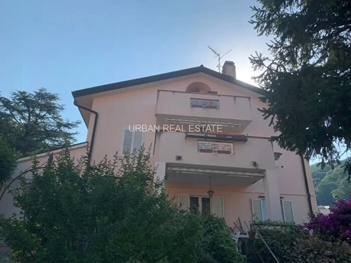 Casa con 6 locali in affitto in Via della Mandria, Trieste