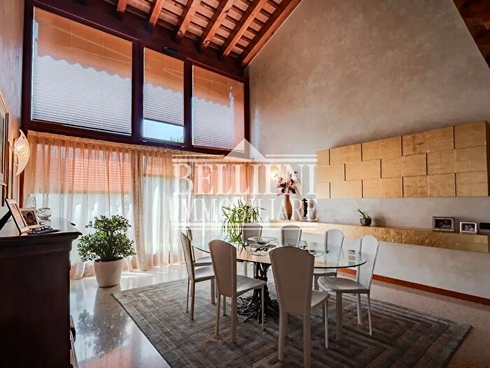 Casa con 6 locali in vendita in Via Francesco Crispi, Costabissara