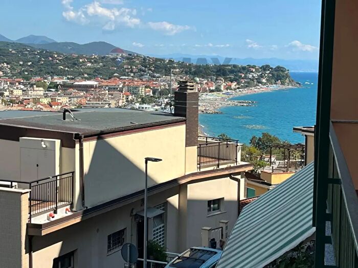 Appartamento trilocale in vendita in Albissola Marina