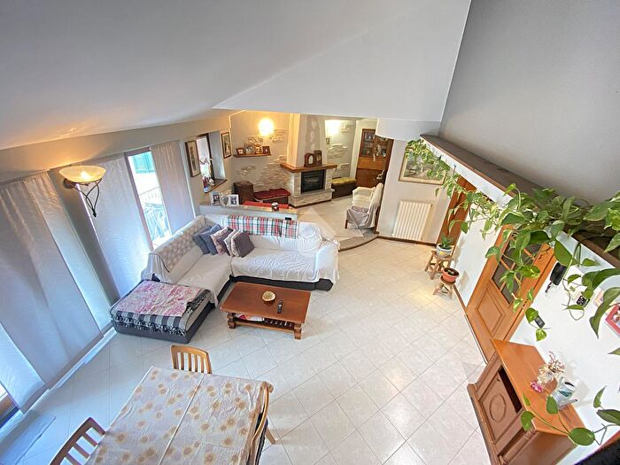 Appartamento trilocale in vendita in Via Albenza, Calolziocorte