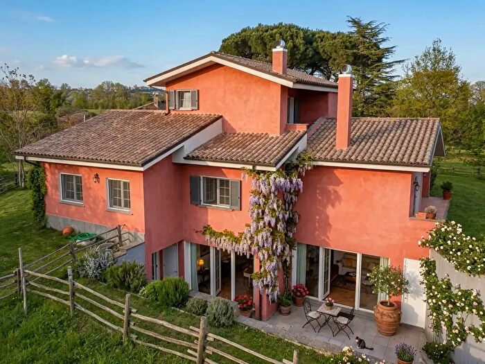 Casa con 7 locali in vendita in Via delle Pantane Snc, Vejano